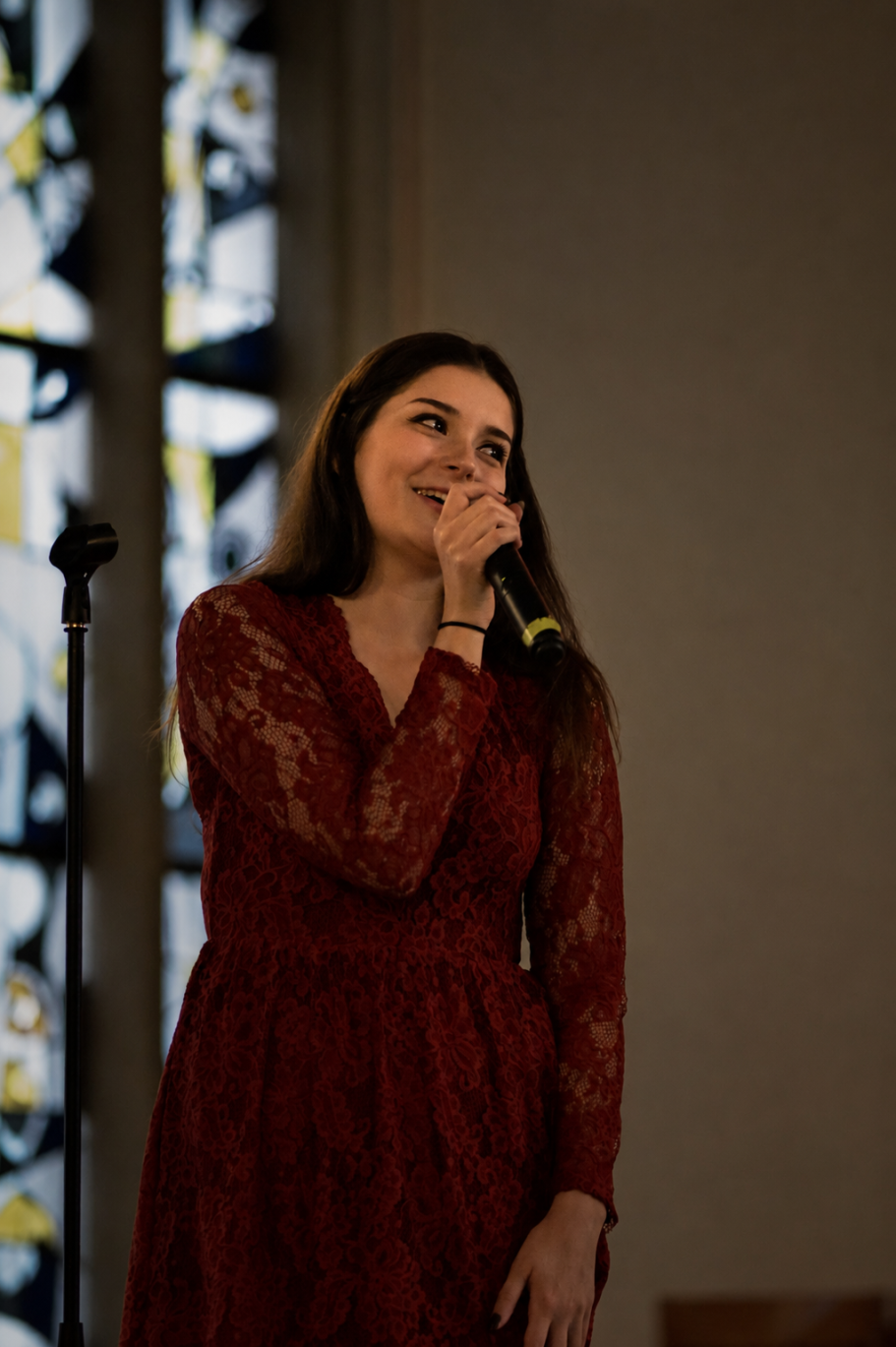 Maddy im roten Kleid bei einem Live-Auftritt