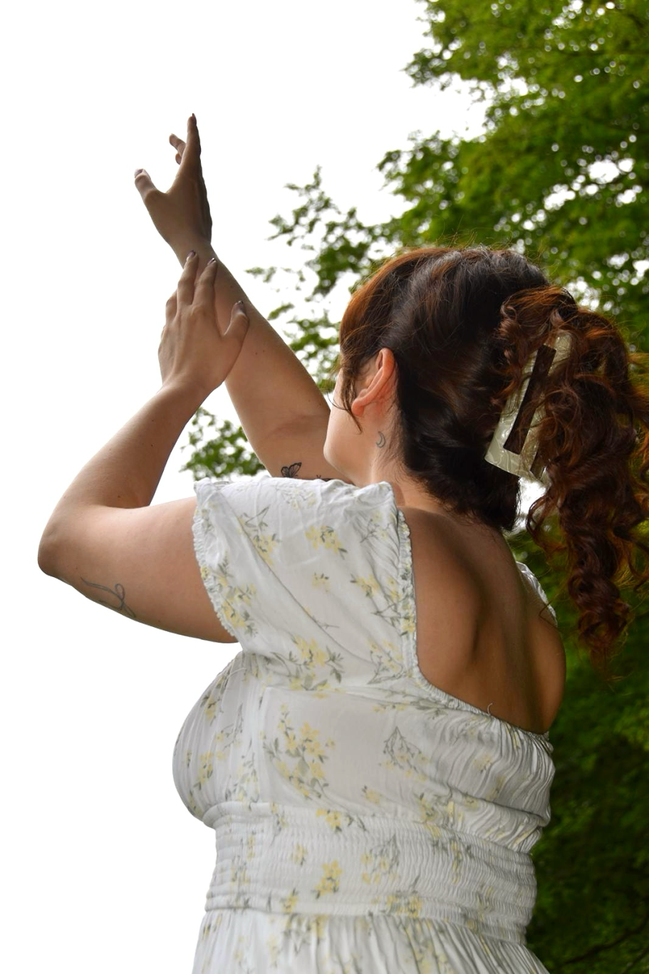 Maddy im hellen Kleid bei einem Portraitshooting von hinten