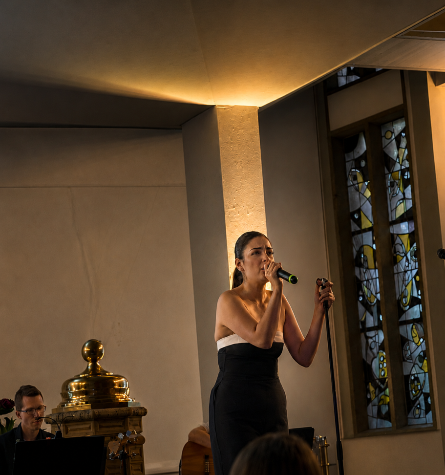 Maddy bei einem Live-Auftritt mit Mikrofon