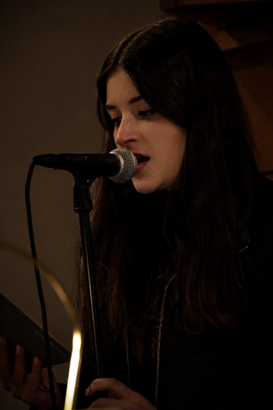 Maddy beim Singen am Mikrofon in Nahaufnahme