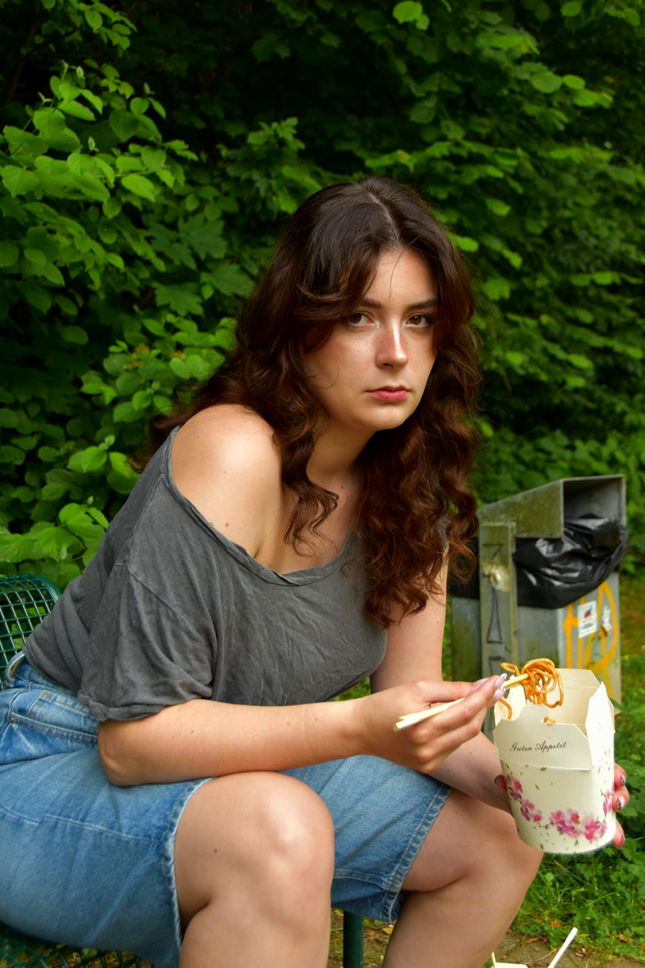 Maddy bei einem entspannten Portraitshooting im Grünen